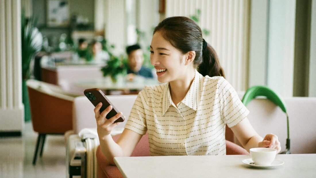 스마트폰으로 숙소 가격을 비교하는 여행자